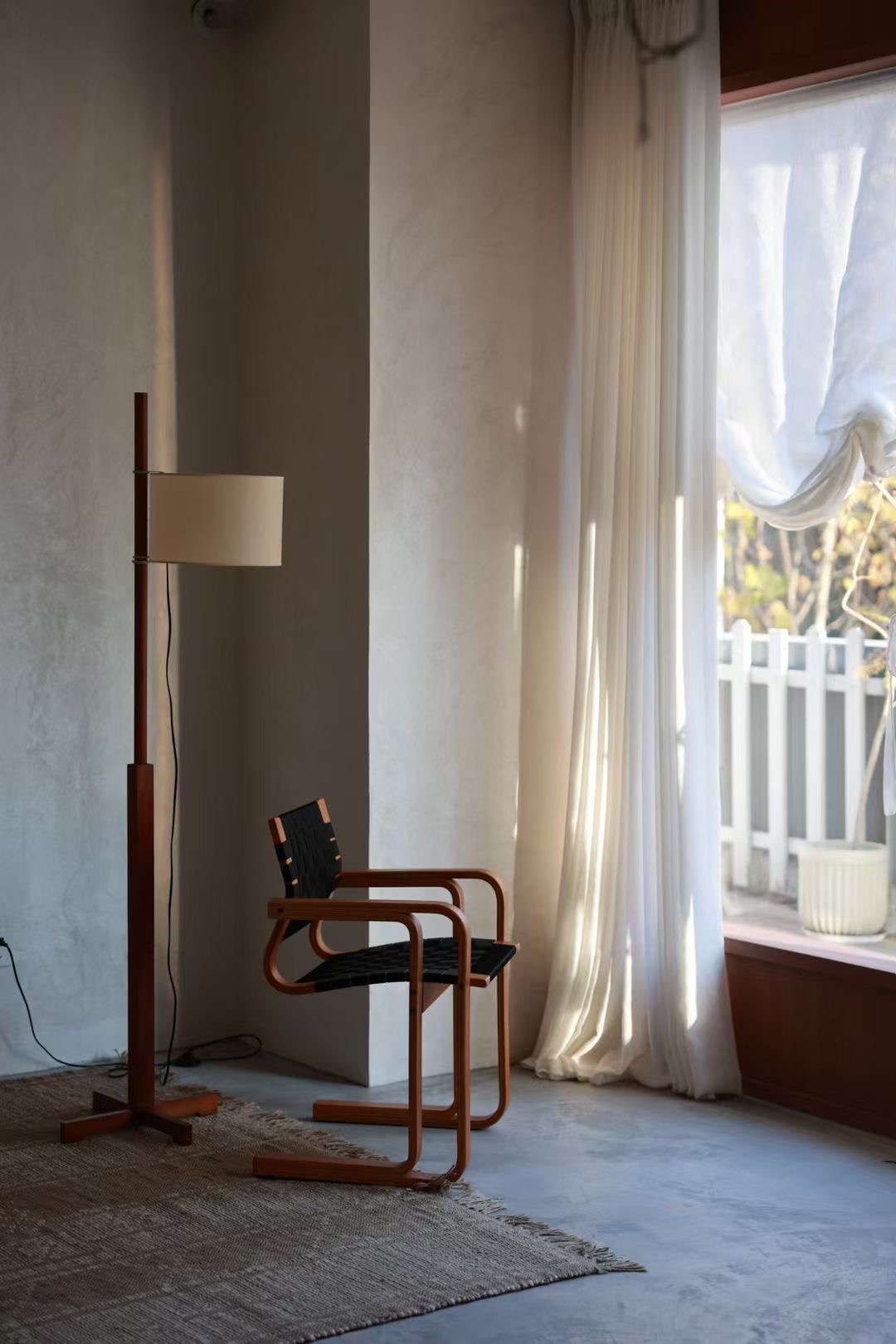 Gauze filtering | Antique furniture conveys a gentle and serene atmosphere